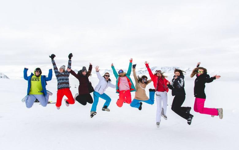 Studenci na obozie narciarskim